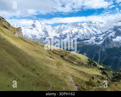 Luftaufnahme eines Wanderweges in den Schweizer Alpen mit schneebedeckten Gipfeln in Gimmelwald Schweiz Stockfoto