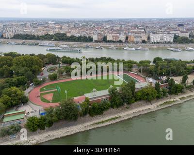 Budapest Ungarn - 10. September 2025: Luftaufnahme einer Laufbahn und Flussboote entlang der Donau in Budapest Ungarn auf der Margareteninsel Stockfoto