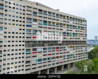 Marseille Frankreich - 27. August 2025: Blick aus der Vogelperspektive auf das Hotel Le Corbusier mit farbenfrohen Panels in Marseille Frankreich Stockfoto
