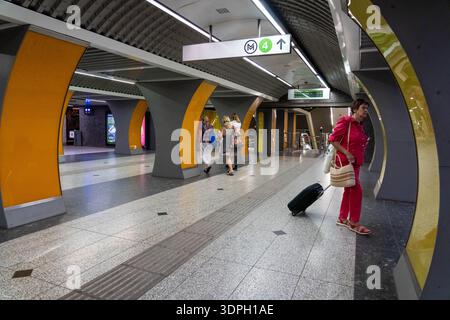 Budapest Ungarn - 8. September 2025: Menschen bewegen sich in einer U-Bahn-Station in Budapest Ungarn Stockfoto