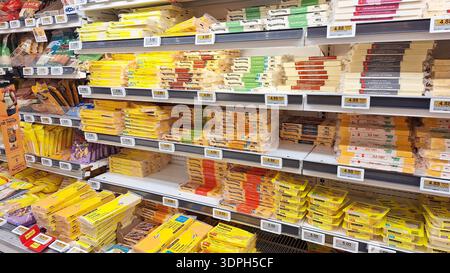 Toronto, ON, Kanada - 4. Februar 2026: In einem hell beleuchteten Supermarktgang werden Reihen mit Frühstückszerealien und Trockenwaren ausgestellt. Stockfoto