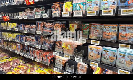 Toronto, ON, Kanada - 4. Februar 2026: In einem hell beleuchteten Supermarktgang werden Reihen mit Frühstückszerealien und Trockenwaren ausgestellt. Stockfoto
