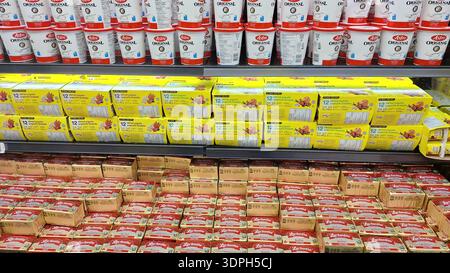 Toronto, ON, Kanada - 4. Februar 2026: In einem hell beleuchteten Supermarktgang werden Reihen mit Frühstückszerealien und Trockenwaren ausgestellt. Stockfoto