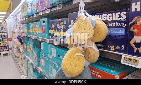 Toronto, ON, Kanada - 4. Februar 2026: In einem hell beleuchteten Supermarktgang werden Reihen mit Frühstückszerealien und Trockenwaren ausgestellt. Stockfoto