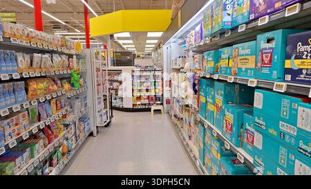 Toronto, ON, Kanada - 4. Februar 2026: In einem hell beleuchteten Supermarktgang werden Reihen mit Frühstückszerealien und Trockenwaren ausgestellt. Stockfoto