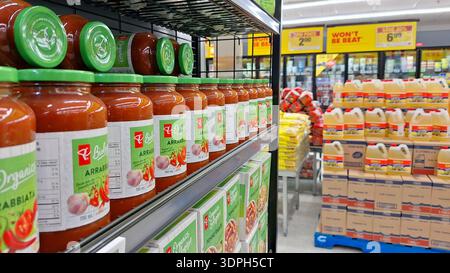 Toronto, ON, Kanada - 4. Februar 2026: In einem hell beleuchteten Supermarktgang werden Reihen mit Frühstückszerealien und Trockenwaren ausgestellt. Stockfoto