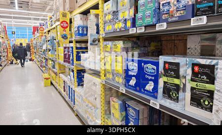 Toronto, ON, Kanada - 4. Februar 2026: In einem hell beleuchteten Supermarktgang werden Reihen mit Frühstückszerealien und Trockenwaren ausgestellt. Stockfoto