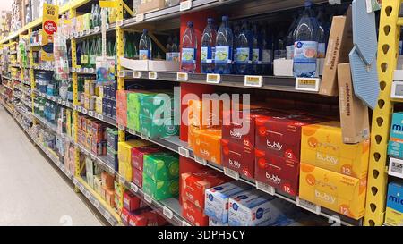 Toronto, ON, Kanada - 4. Februar 2026: In einem hell beleuchteten Supermarktgang werden Reihen mit Frühstückszerealien und Trockenwaren ausgestellt. Stockfoto