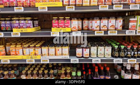 Toronto, ON, Kanada - 4. Februar 2026: In einem hell beleuchteten Supermarktgang werden Reihen mit Frühstückszerealien und Trockenwaren ausgestellt. Stockfoto