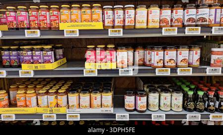 Toronto, ON, Kanada - 4. Februar 2026: In einem hell beleuchteten Supermarktgang werden Reihen mit Frühstückszerealien und Trockenwaren ausgestellt. Stockfoto