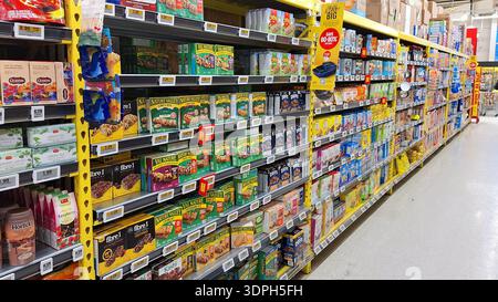 Toronto, ON, Kanada - 4. Februar 2026: In einem hell beleuchteten Supermarktgang werden Reihen mit Frühstückszerealien und Trockenwaren ausgestellt. Stockfoto