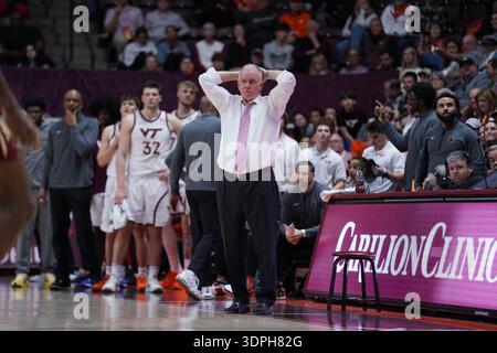 Blacksburg, USA. Februar 2026. 14. Februar 2026: Mike Young, Cheftrainer der Virginia Tech Hokies, reagiert enttäuscht während der zweiten Halbzeit im NCAA Men's Basketball Spiel zwischen Florida State Seminoles und Virginia Tech Hokies im Cassell Coliseum in Blacksburg. (Foto von Seth Halsey/SIPA USA) Credit: SIPA USA/Alamy Live News Stockfoto