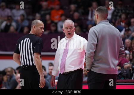 Blacksburg, USA. Februar 2026. 14. Februar 2026: Mike Young, Head Coach der Virginia Tech Hokies, spricht mit Luke Loucks, dem Head Coliseum des Bundesstaates Florida, während der zweiten Halbzeit des NCAA Men's Basketball-Spiels zwischen den Florida State Seminoles und Virginia Tech Hokies im Cassell Coliseum in Blacksburg, Virginia. (Foto von Seth Halsey/SIPA USA) Credit: SIPA USA/Alamy Live News Stockfoto