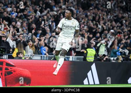 Madrid, Spanien. Februar 2026. Vinicius Jr. von Real Madrid feiert sein Tor während des Fußballspiels La Liga zwischen Real Madrid und Real Sociedad am 14. Februar 2026 in Madrid. Gustavo Valiente/Xinhua/Alamy Live News Stockfoto