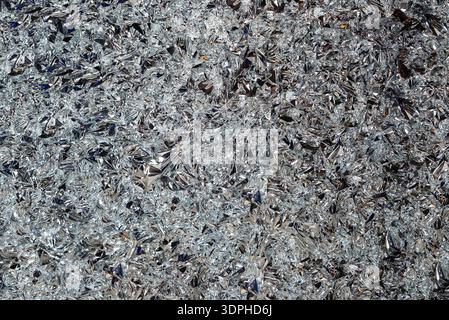 Vollformat-Nahaufnahme aus zerknitterter, reflektierender Silberfolie, die eine glitzernde metallische Textur erzeugt, geeignet als Hintergrund für Veranstaltungen und Fotokabinen Stockfoto