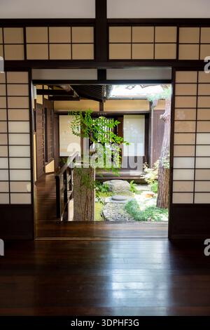 Innenansicht eines traditionellen japanischen Machiya-Hauses mit kleinem Innenhof und Holzarchitektur in Nara, Japan. Stockfoto