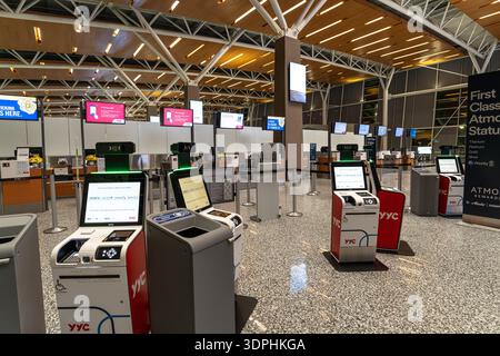 Januar 31 2026 - Calgary Alberta Kanada - Check-in-Schalter am internationalen Flughafen Calgary Stockfoto
