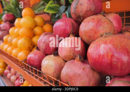 Frische Granatäpfel und Orangen auf einem Markt Stockfoto