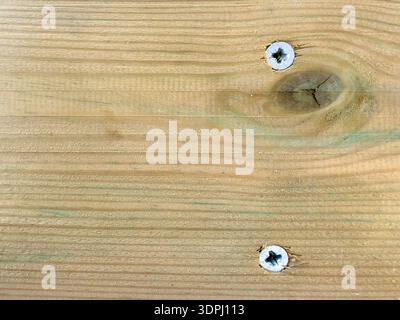 Holzplattenoberfläche mit sichtbaren Schrauben und Naturmaserung Stockfoto