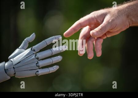 Roboter und menschliche Hände vertrauen auf Handshake. Roboterhände mit menschlicher Pflege. Roboter macht sich mit menschlicher Verbindung vertraut. Menschliche Hände mit Roboterunterstützung. Stockfoto