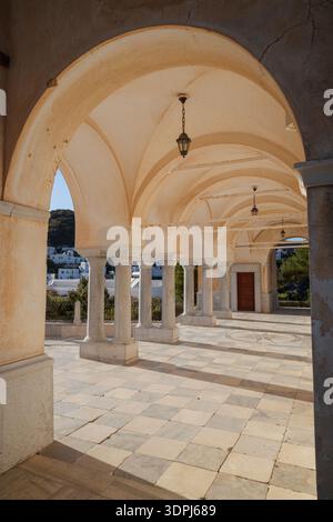 Bögen der Kirche von Agia Triada (Heilige Dreifaltigkeit) im Dorf Lefkes auf der Insel Paros in Griechenland an einem sonnigen Tag. Stockfoto