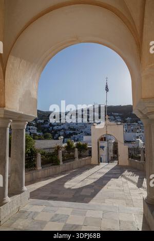 Bögen der Kirche von Agia Triada (Heilige Dreifaltigkeit) im Dorf Lefkes auf der Insel Paros in Griechenland an einem sonnigen Tag. Stockfoto