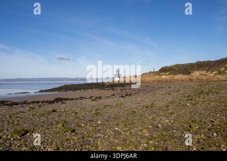 Portishead, Großbritannien - Blick entlang der Küste zum Battery Point und zum Lighthouse, dem nächsten Punkt auf dem britischen Festland, an dem große Schiffe vorbeifahren Stockfoto