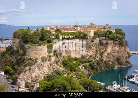 Panoramablick auf den Fürstenpalast von Monaco auf einer dramatischen felsigen Klippe über dem Hafen und dem Mittelmeer Stockfoto