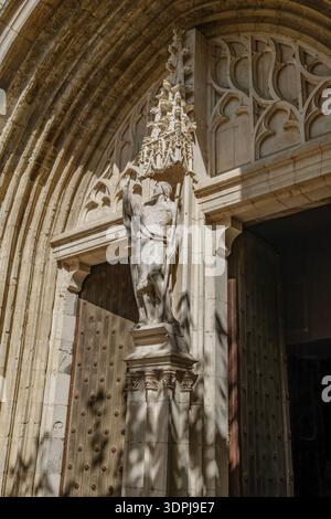 St. John Statue Am Eingang Der Kirche Saint Jean Baptiste, Saint-Jean-De-Luz, Frankreich Stockfoto