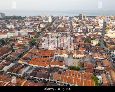 Penang, Malaysia: Aus der Vogelperspektive auf den chinesischen Leong San Tong Khoo Kongsi Tempel im historischen Zentrum von Georgetown mit dem Meer im hinteren Teil von Penang Stockfoto