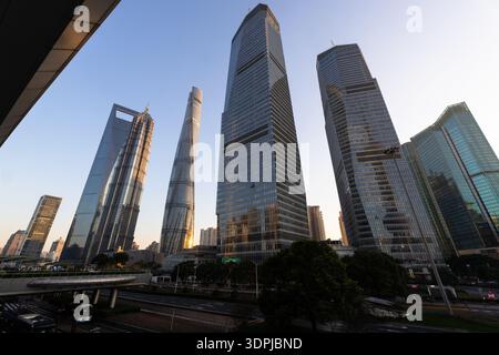 Shanghai, China: Tiefwinkelansicht moderner Wolkenkratzer im Geschäfts- und Finanzviertel Pudong in Shanghai, China im Winter Stockfoto