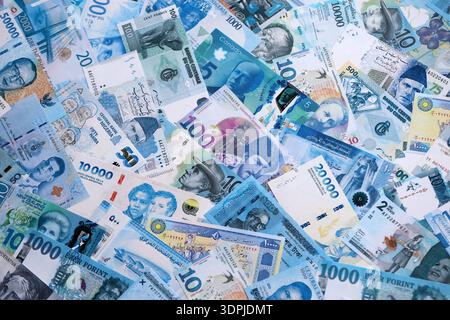 Verschiedene Währungen Geldscheine Banknoten im Vollformat. Viele Barrechnungen aus verschiedenen Ländern in großer Nähe. Weltwirtschaft und Währungsumtauschkonzept Stockfoto