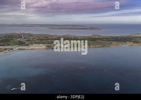 Aus der Vogelperspektive der Insel Malta mit der Insel Comino und der Insel Gozo im Hintergrund entfaltet sich die natürliche Schönheit von Mellieħa, Mellieha, Melleiha, Stockfoto