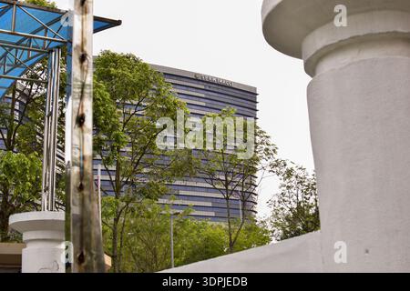 Putrajaya, Malaysia - 15. November 2025: Hauptquartier der malaysischen Anti-Corruption Commission, moderne Glasfassade, gekennzeichnet mit SPRM (MACC), umgeben von La Stockfoto