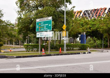 Putrajaya, Malaysia - 15. November 2025: Wegweiser auf der Autobahn mit Routen nach Ipoh, Kuala Lumpur, Johor Bahru, KLIA, mit Warnung für die Schleppzone Stockfoto