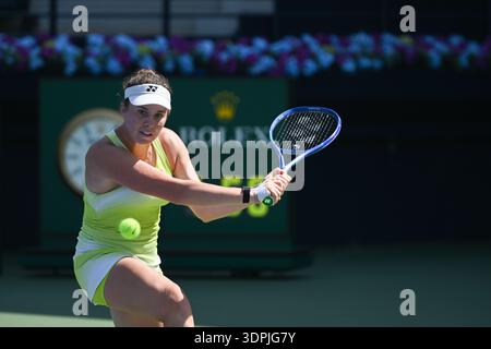 DUBAI, VAE, 15. Februar 2026. Linda Nosková aus Tschechien war auf dem Weg zum Sieg gegen die Amerikanerin Ann Li bei der WTA 1000 Dubai Duty Free Tennis Championships. Der Zehntplatzierte Tschechische gewann mit 6:3, 5:7, 6:4. Quelle: Mohamed Faiz Khan/Alamy Live News Stockfoto