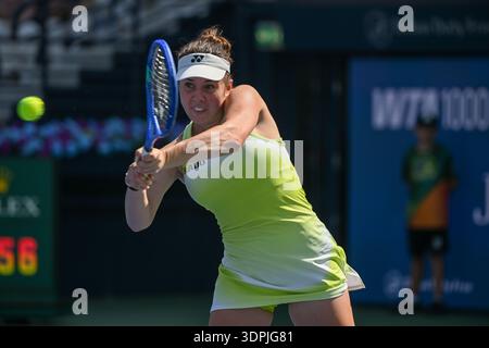 DUBAI, VAE, 15. Februar 2026. Linda Nosková aus Tschechien war auf dem Weg zum Sieg gegen die Amerikanerin Ann Li bei der WTA 1000 Dubai Duty Free Tennis Championships. Der Zehntplatzierte Tschechische gewann mit 6:3, 5:7, 6:4. Quelle: Mohamed Faiz Khan/Alamy Live News Stockfoto