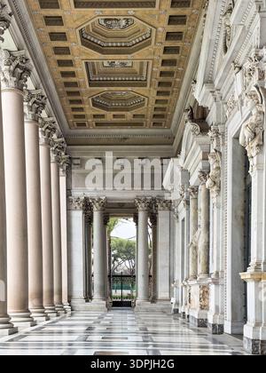 Portikus von San Paolo fuori le Mura (St. Paul Basilika) mit korinthischen Säulen und Kassettendecke, Rom, Italien Stockfoto