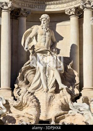 Detaillierte Ansicht der Oceanus-Skulptur am Trevi-Brunnen in Rom, Italien. Ein barockes Marmor-Meisterwerk von Pietro Bracci an der berühmten Sehenswürdigkeit Stockfoto