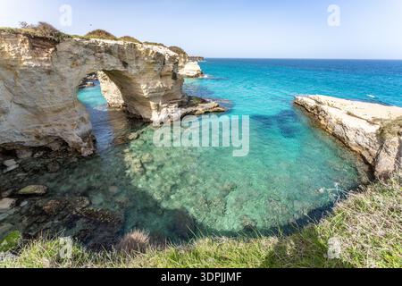 Torre Sant'Andrea, Melendugno, Italien. Natürliche Felsbögen, Arco degli Innamorati Stockfoto