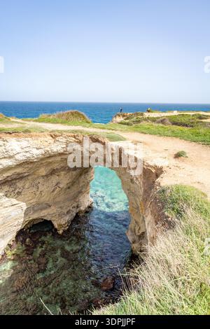 Torre Sant'Andrea, Melendugno, Italien. Natürliche Felsbögen, Arco degli Innamorati Stockfoto