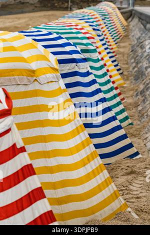 Berühmte, bunt gestreifte Strandzelte auf La Grande Plage in Biarritz Stockfoto