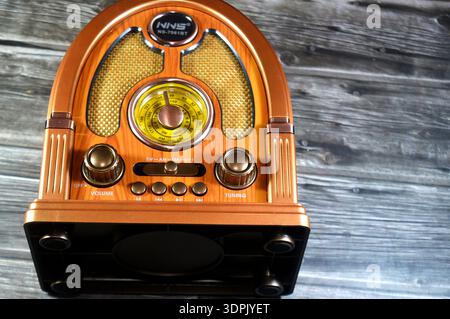 Kairo, Ägypten, 23. Januar 2026: Vintage-Klassiker im Retro-Stil NNS NS-7061BT tragbares 3-Band-UKW-Radio, USB-TF-Player, Bluetooth, leistungsstarker Lautsprecher, c Stockfoto