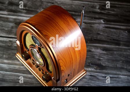 Kairo, Ägypten, 23. Januar 2026: Vintage-Klassiker im Retro-Stil NNS NS-7061BT tragbares 3-Band-UKW-Radio, USB-TF-Player, Bluetooth, leistungsstarker Lautsprecher, c Stockfoto