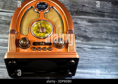 Kairo, Ägypten, 23. Januar 2026: Vintage-Klassiker im Retro-Stil NNS NS-7061BT tragbares 3-Band-UKW-Radio, USB-TF-Player, Bluetooth, leistungsstarker Lautsprecher, c Stockfoto