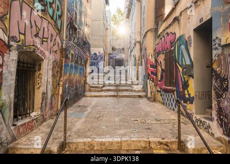 Farbenfrohe Graffiti in einer engen Straße von Marseille Stockfoto