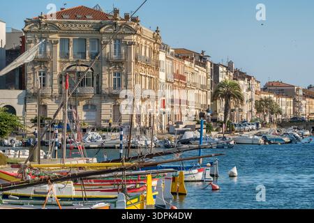 Farbenfrohe Boote und historische Hafenarchitektur in Sete Frankreich Stockfoto