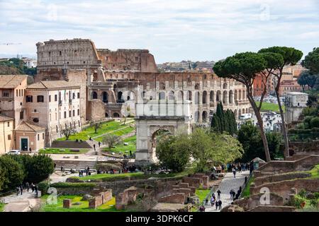 Blick auf das Kolosseum und den Titusbogen von den Ruinen des Forum Romanum in Rom Italien Stockfoto