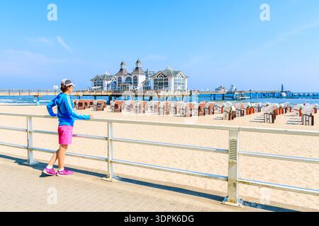 BINZ, INSEL RÜGEN - 28. MAI 2018: Junge Touristin steht an der Strandpromenade in Ostseebad Sellin. Rügen ist ein beliebtes Touristenziel, weil Stockfoto