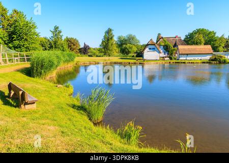 Typische Häuser mit Strohdächern am Seeufer nahe Goehren, Insel Rügen, Ostsee, Deutschland Stockfoto